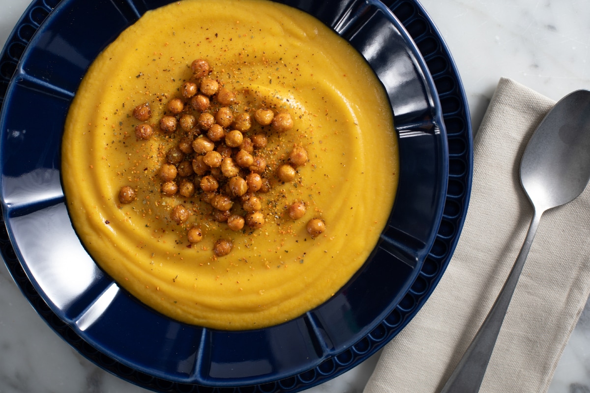 Crema de coliflor y cúrcuma con garbanzos crujientes