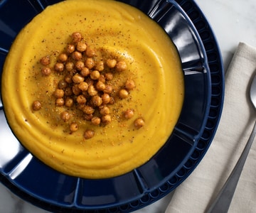 Crema de coliflor y cúrcuma con garbanzos crujientes