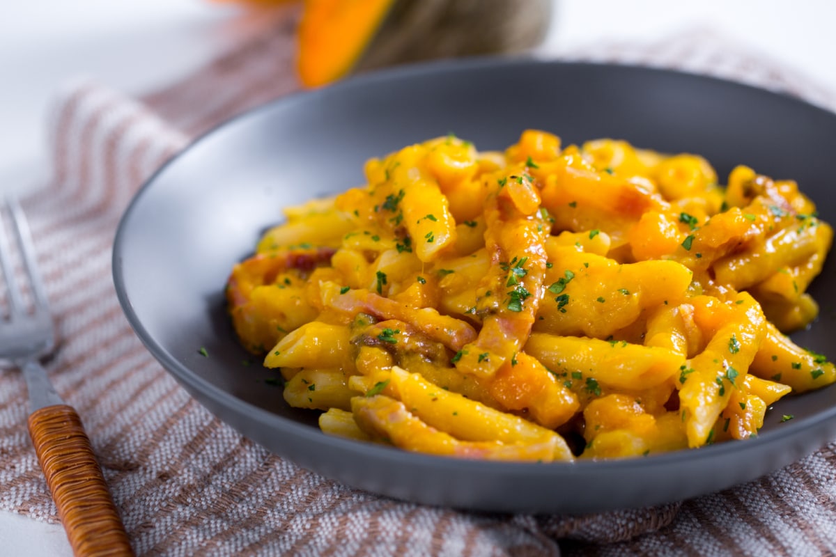 Pasta con crema de calabaza y guanciale