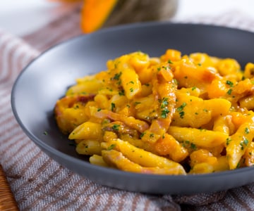 Pasta con crema de calabaza y guanciale