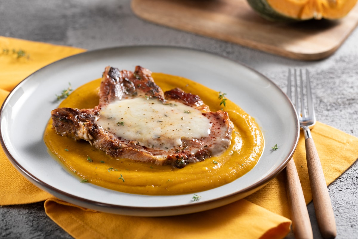 Chuletas de cerdo con crema de calabaza y taleggio