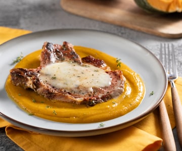 Chuletas de cerdo con crema de calabaza y taleggio