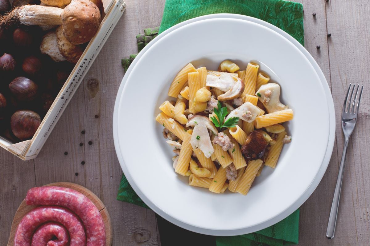 Pasta con boletus, salchicha y castañas desmenuzadas