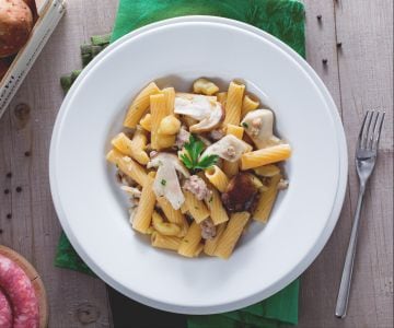 Pasta con boletus, salchicha y castañas desmenuzadas