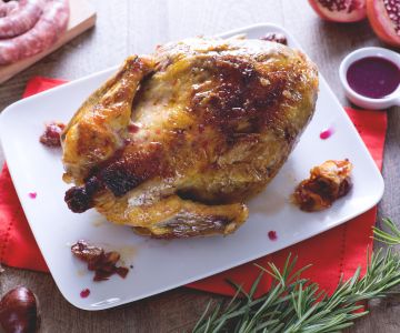 Gallina de Guinea rellena de castañas con salsa de granada