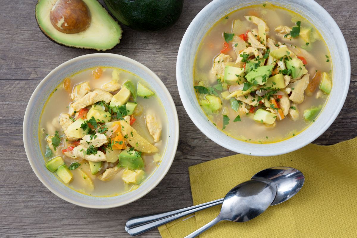 Sopa de pollo y aguacate