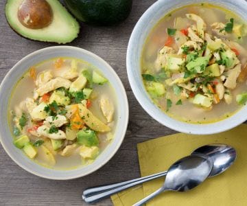 Sopa de pollo y aguacate