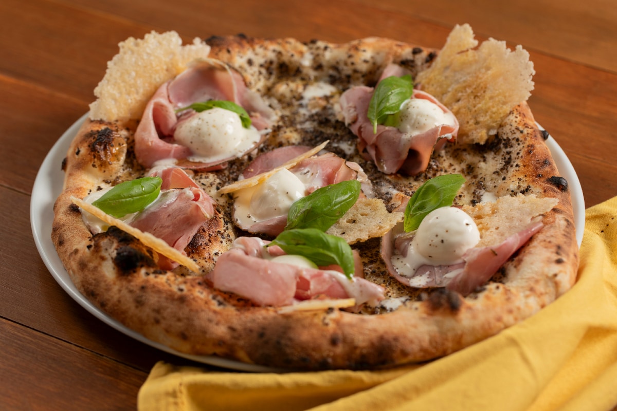 Pizza con crema de trufa y jamón