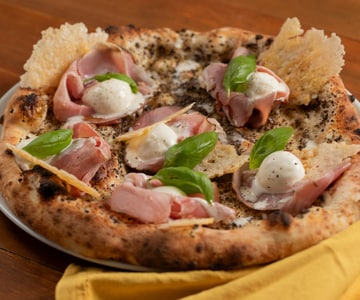 Pizza con crema de trufa y jamón