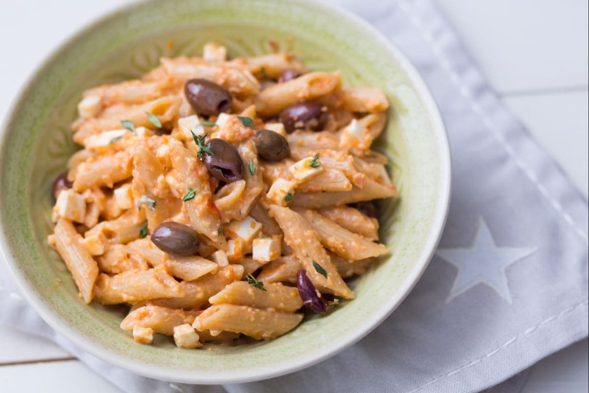 Pasta con pesto de almendras y tomates cherry confitados