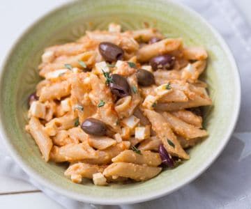 Pasta con pesto de almendras y tomates cherry confitados