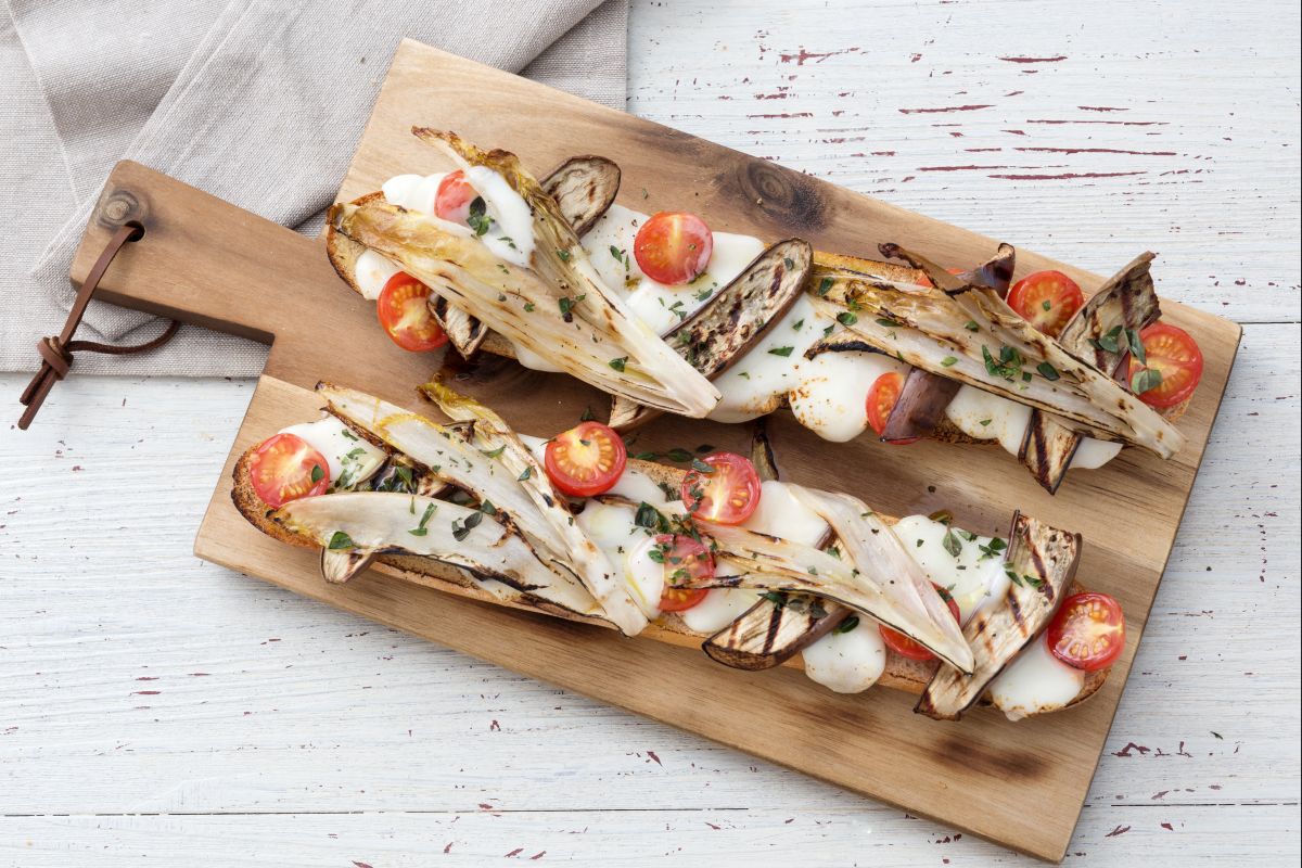 Tosta con verduras y queso