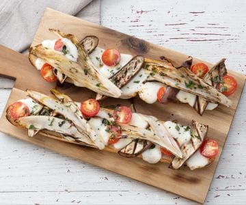 Tosta con verduras y queso
