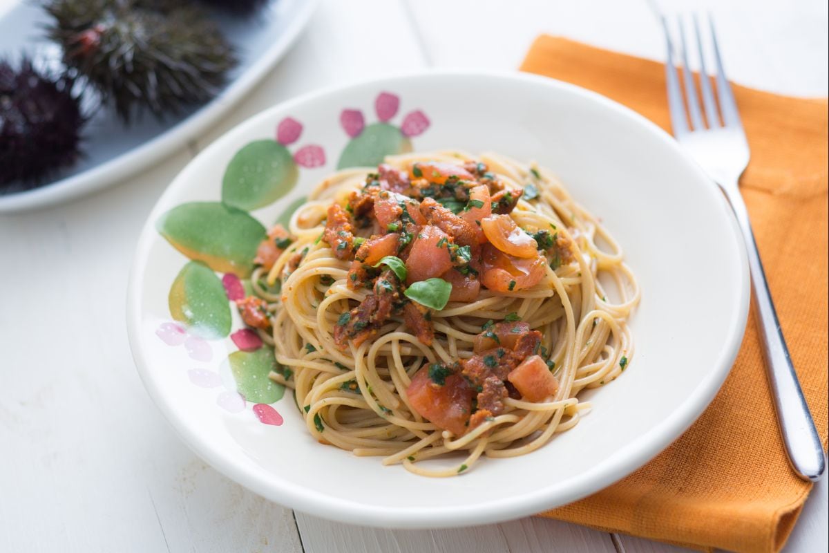 Pasta con erizos y tomates