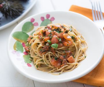 Pasta con erizos y tomates