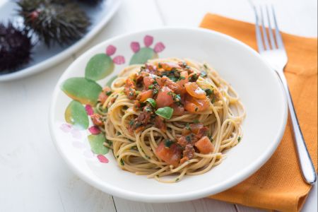 Pasta con erizos y tomates