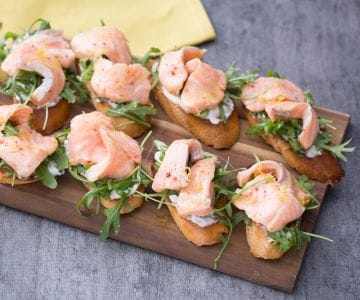 Tostada con salmón marinado