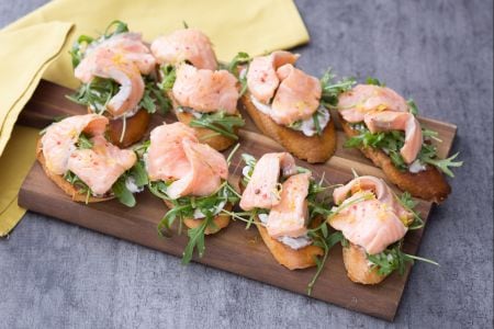 Tostada con salmón marinado