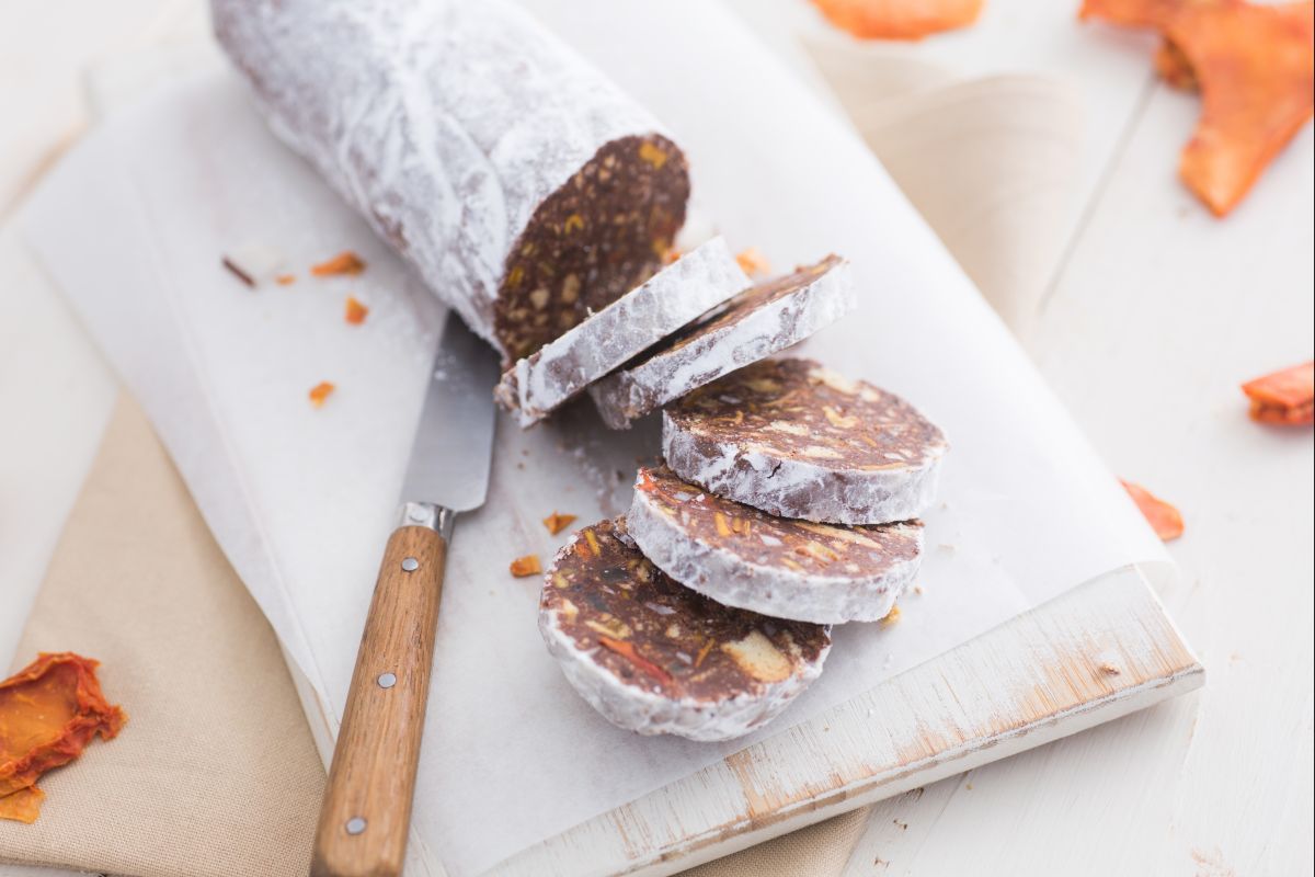 Salami de chocolate con frutas exóticas