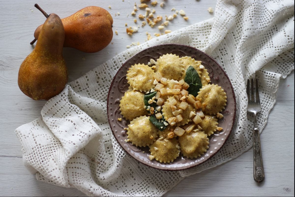 Ravioles de trigo sarraceno con peras y taleggio