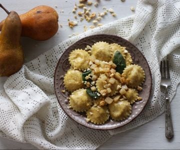 Ravioles de trigo sarraceno con peras y taleggio