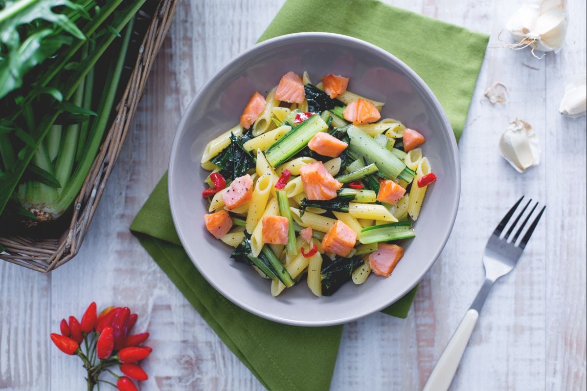 Penne con salmón ahumado y achicoria salteada