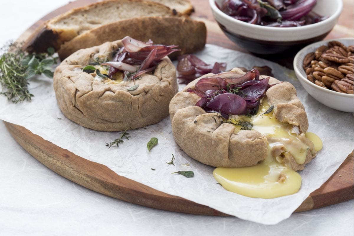 Galette con camembert y cebollas a la Burdeos