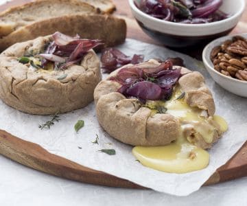 Galette con camembert y cebollas a la Burdeos
