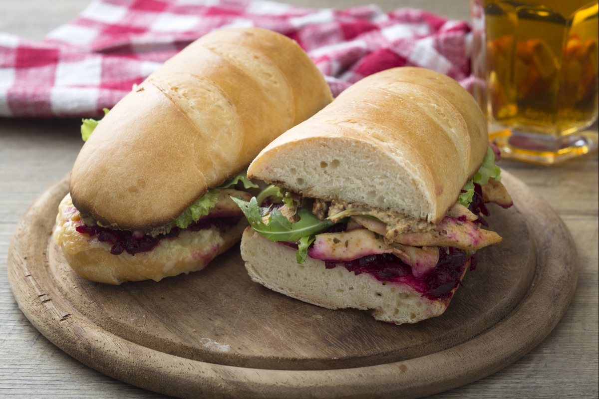 Bocadillo con remolacha y pollo especiado