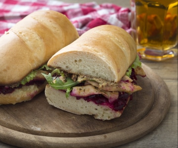 Bocadillo con remolacha y pollo especiado