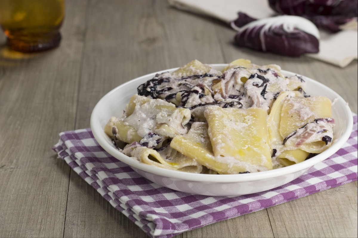 Paccheri con achicoria y fonduta de fontina