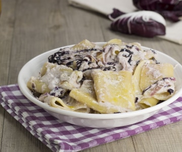 Paccheri con achicoria y fonduta de fontina