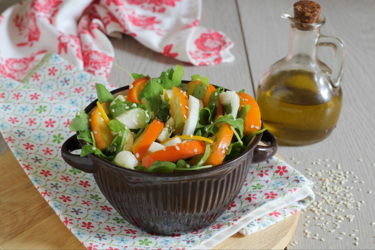 Ensalada de caquis, rúcula e hinojos