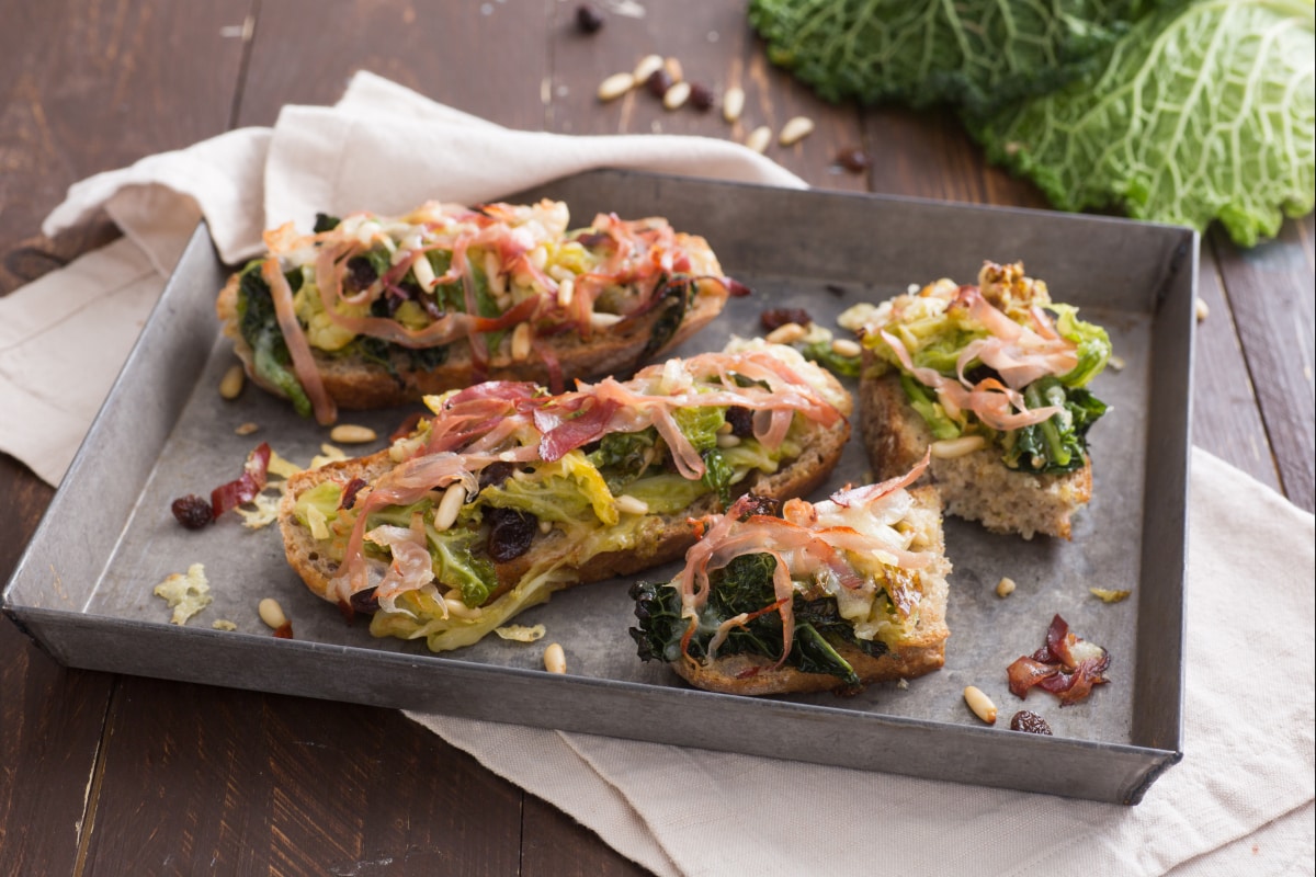 Tostadas con col rizada, casera y speck