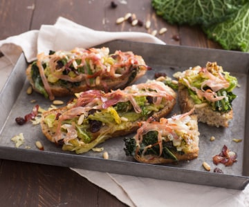 Tostadas con col rizada, casera y speck