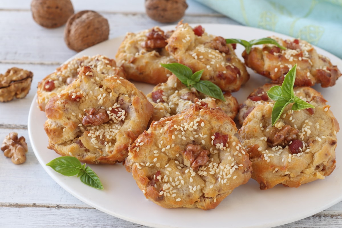 Bignés rústicos con panceta y nueces