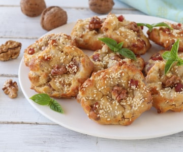 Bignés rústicos con panceta y nueces