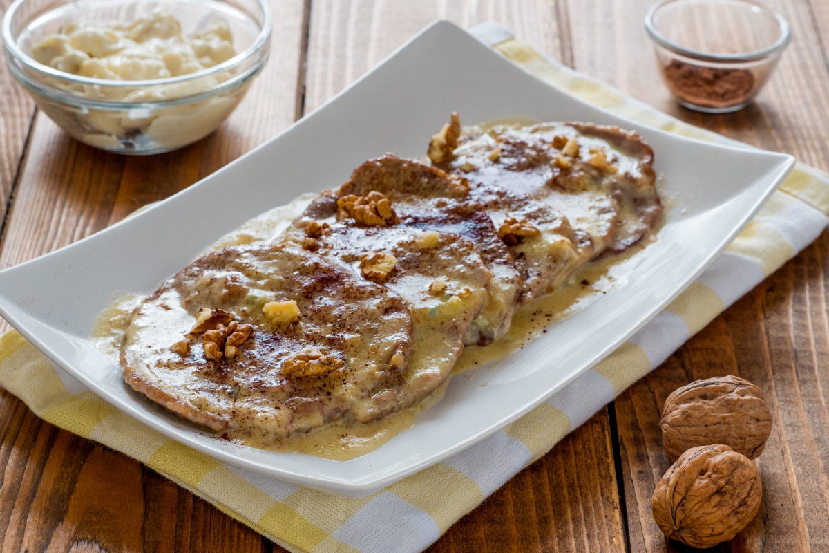 Escalopines al gorgonzola con nueces y cacao