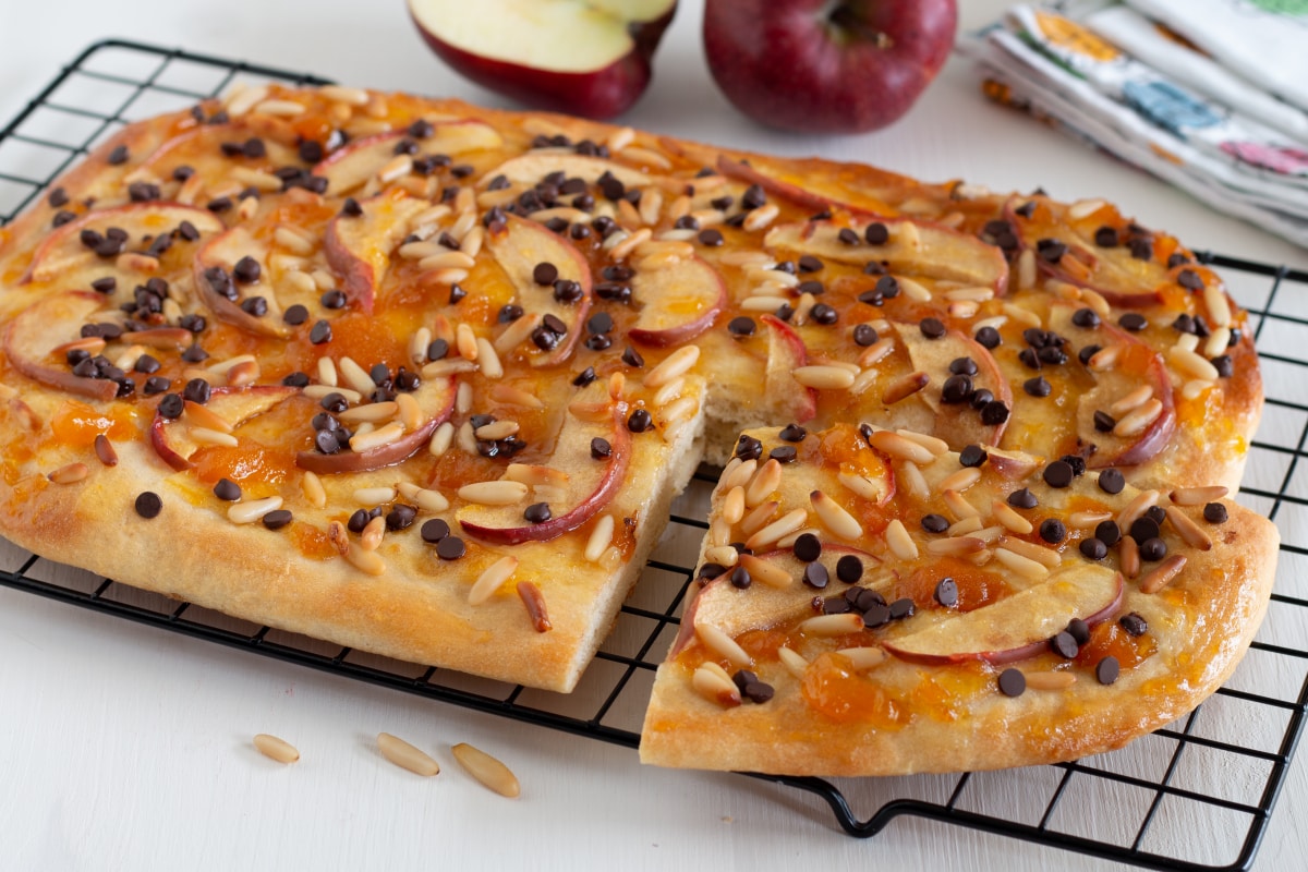 Focaccia dulce con manzanas, piñones y chocolate