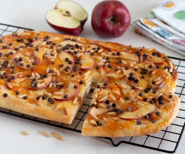 Focaccia dulce con manzanas, piñones y chocolate