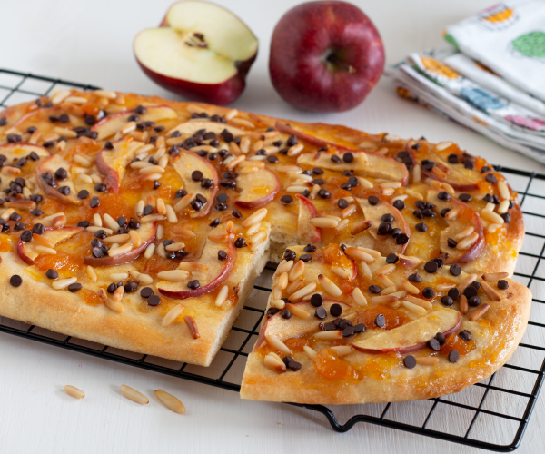 Focaccia dulce con manzanas, piñones y chocolate