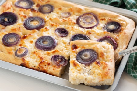 Focaccia con cebollas y stracchino