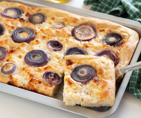 Focaccia con cebollas y stracchino