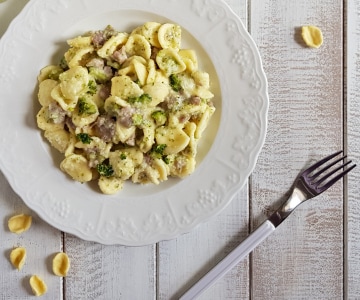 Orecchiette con crema de patatas, brócoli y salchicha