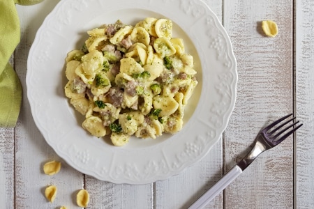 Orecchiette con crema de patatas, brócoli y salchicha