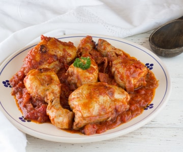 Pollo con jamón serrano al tomate
