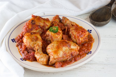 Pollo con jamón serrano al tomate