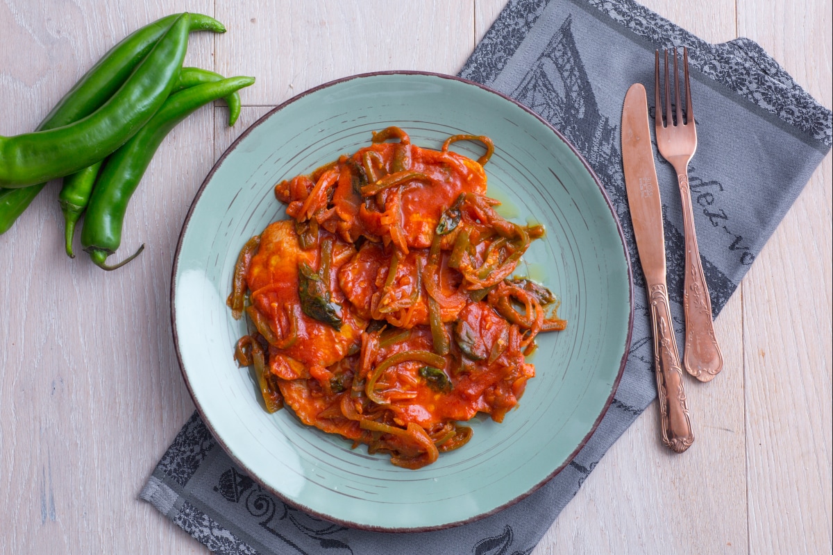 Lomo guisado con cebollas y guindilla