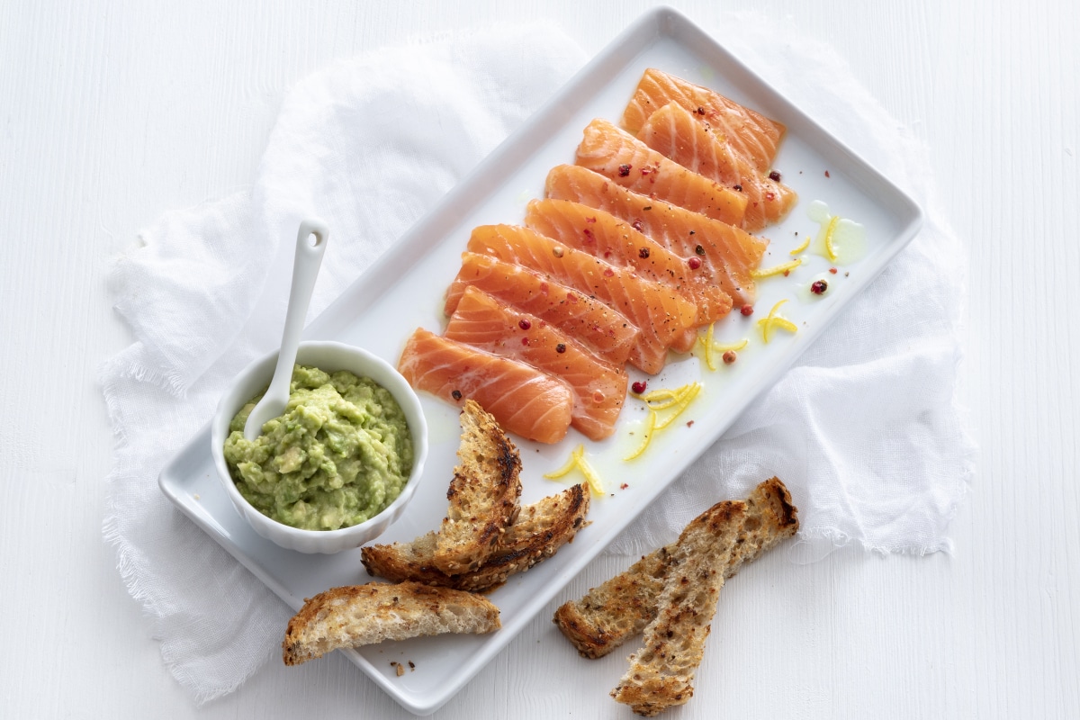 Carpaccio de salmón con guacamole de lima