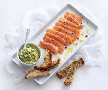 Carpaccio de salmón con guacamole de lima